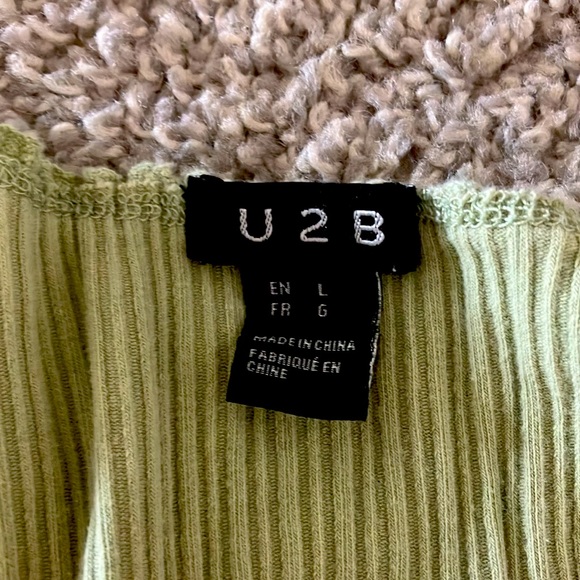 Hardly worn and in great condition! Green lettuce edge top. Youth large. - Picture 2 of 3